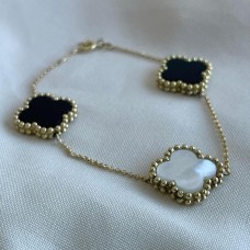 PULSEIRA TREVO MADREPEROLA MADREPEROLA E ONIX COM MOLDURA E BOLINHAS 